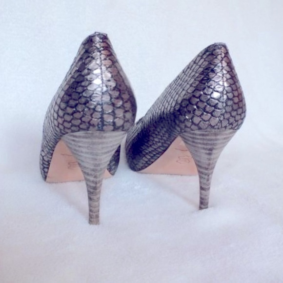 NWOT Designer Bourne Gold and Black Peep Toe Pump - Picture 4 of 7